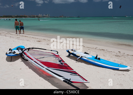 Surfbretter in Palm Beach, Aruba, Niederländische Karibik Stockfoto