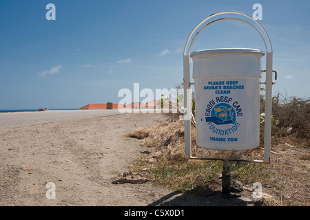 Eboni Reef Care Foundation Werbung auf Abfallbehälter, die von der kalifornischen Leuchtturm auf arashi Beach, Aruba, Niederländische Karibik Stockfoto