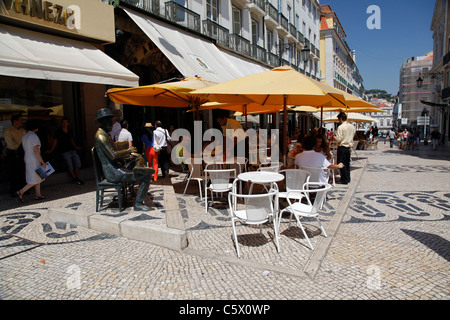 Bronzestatue des Dichters Fernando Pessoa in Café A Brasileira, im Stadtteil Chiado Stockfoto