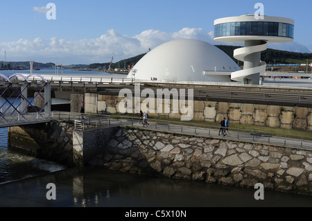 Zugangsbrücke Niemeyer-Center in der Ría von AVILÉS. Principado de Asturias. Spanien Stockfoto