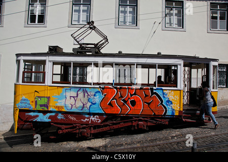 Die Glória Standseilbahn (Elevador da Glória) warten auf Fahrgäste im Bairro Alto Stockfoto