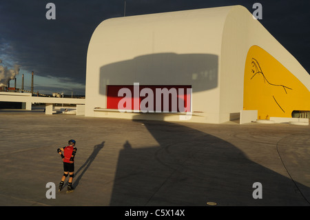 Auditorium "Niemeyer-Center" in der Ría von AVILÉS. Principado de Asturias. Spanien Stockfoto