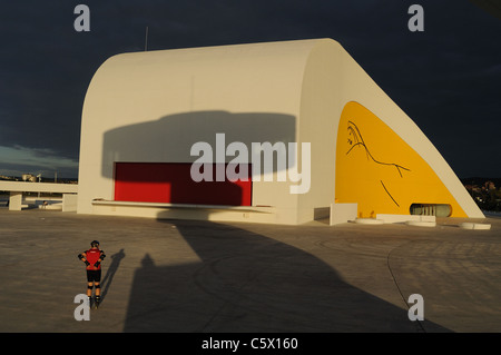 Auditorium "Niemeyer-Center" in der Ría von AVILÉS. Principado de Asturias. Spanien Stockfoto