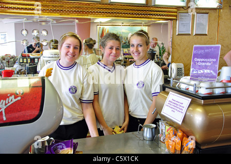 Weibliche Nachwuchskräfte bei Morelli Cappuccino Cafe, Victoria Parade, Broadstairs, Isle Of Thanet in Kent, England, Vereinigtes Königreich Stockfoto