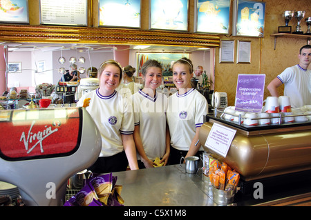Weibliche Nachwuchskräfte bei Morelli Cappuccino Cafe, Victoria Parade, Broadstairs, Isle Of Thanet in Kent, England, Vereinigtes Königreich Stockfoto