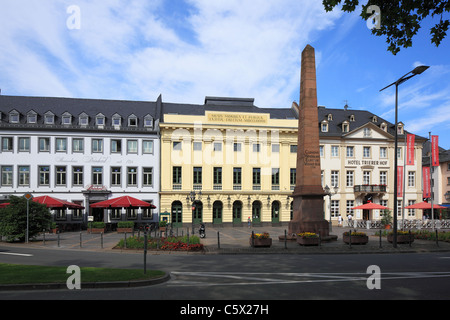 Deinhardplatz in Koblenz, Rheinland-Pfalz, Stammhaus der Deinhard Wengertervesper, Theater Koblenz, Hotel Trierer Hof, Obelisk Vom Clemensbrunnen Zur Eri Stockfoto