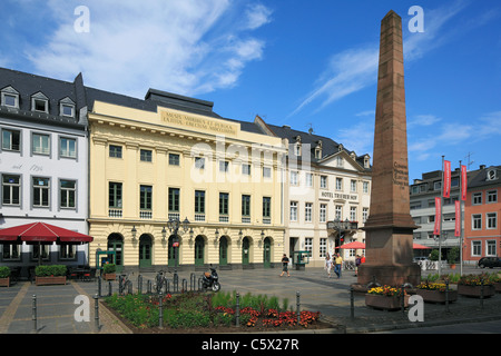 Deinhardplatz in Koblenz, Rheinland-Pfalz, Stammhaus der Deinhard Wengertervesper, Theater Koblenz, Hotel Trierer Hof, Obelisk Vom Clemensbrunnen Zur Eri Stockfoto