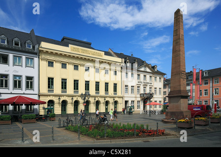 Deinhardplatz in Koblenz, Rheinland-Pfalz, Stammhaus der Deinhard Wengertervesper, Theater Koblenz, Hotel Trierer Hof, Obelisk Vom Clemensbrunnen Zur Eri Stockfoto