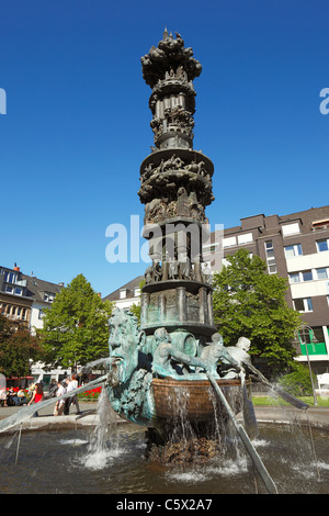 Brunnen Mit Historiensaeule von Juergen Weber Auf Dem Josef-Goerres-Platz in Koblenz, Rheinland-Pfalz Stockfoto