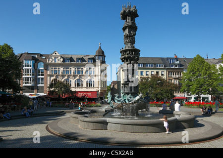 Brunnen Mit Historiensaeule von Juergen Weber Auf Dem Josef-Goerres-Platz in Koblenz, Rheinland-Pfalz, Dahinter Das Palais, Restaurant Und Cafe Stockfoto