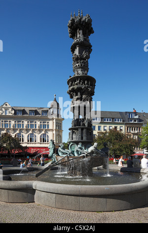 Brunnen Mit Historiensaeule von Juergen Weber Auf Dem Josef-Goerres-Platz in Koblenz, Rheinland-Pfalz, Dahinter Das Palais, Restaurant Und Cafe Stockfoto