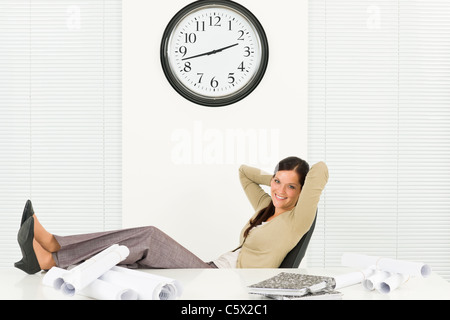 Büro-Entspannung stellen professionelle Architekten Frau saß hinter Tisch Stockfoto