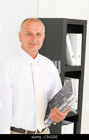 Professionelle senior Reifen Geschäftsmann im Büro halten Ordner stehen Stockfoto