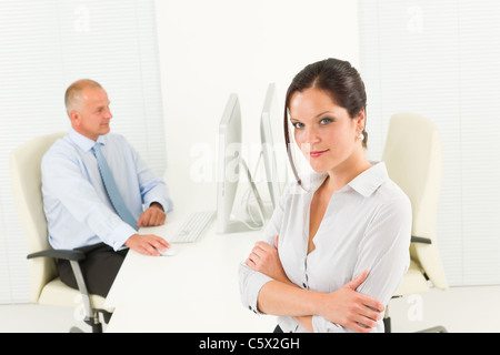 Business Frau Sekretärin professionelle senior Geschäftsmann im Büro sitzen Stockfoto
