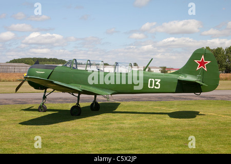 Yakolev Yak-18A 03 G-CEIB auf dem Boden am Breighton Flugplatz Stockfoto