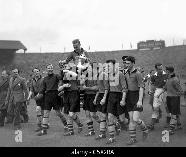 Wolverhampton Wanderers 1949 FA Cup-Sieger im Wembley-Stadion mit Kapitän Billy Wright von Bert Williams, Bill Shorthouse durchgeführt Stockfoto