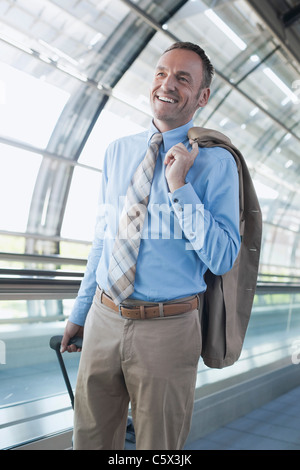 Deutschland, Leipzig-Halle, Flughafen, Geschäftsmann in der Abflug-lounge Stockfoto