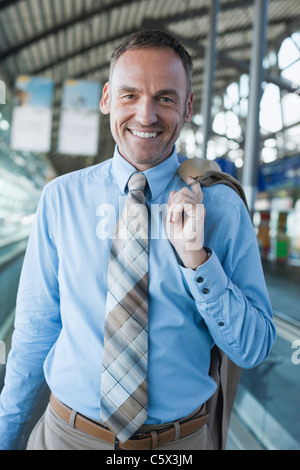 Deutschland, Leipzig-Halle, Flughafen, Geschäftsmann in Flughafen-Lounge, Lächeln, Porträt Stockfoto