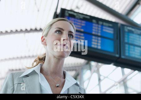 Deutschland, Leipzig-Halle, Flughafen, junge Geschäftsfrau, Porträt Stockfoto