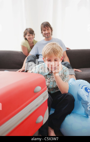 Deutschland, Leipzig, Familie mit Gepäck Stockfoto