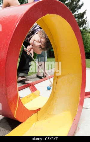 Deutschland, Bayern, Ammersee, junge Mann spielt Minigolf Stockfoto