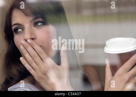 Deutschland, Köln, junge Frau im Fenster des café Stockfoto