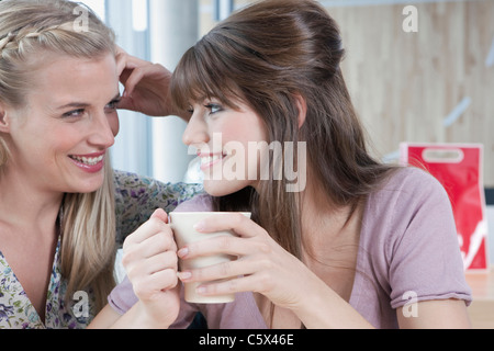 Deutschland, Köln, junge Frauen im café Stockfoto