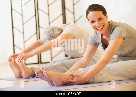 Zwei Frauen, die Übung auf Matte, Porträt Stockfoto