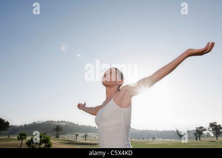 Spanien, Mallorca, Frau mit ausgestreckten, Seitenansicht, Porträt Stockfoto
