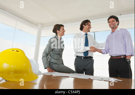 Architekten im Büro arbeitet an Plänen Stockfoto