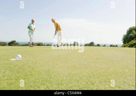 Spanien, Mallorca, älteres paar Golf spielen Stockfoto
