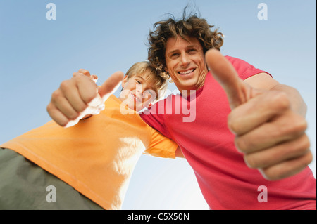 Vater und Sohn (8-9) Daumen nach oben, niedrigen Winkel Ansicht, close-up Stockfoto