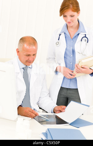 Arzt Team senior woman mit Kollegin schauen x-ray Stockfoto