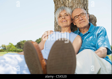 Spanien, Mallorca, älteres paar Baum sitzen, relaxen Stockfoto
