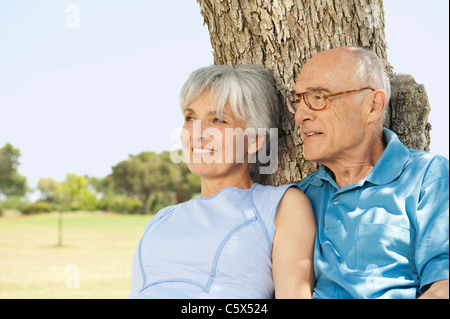 Spanien, Mallorca, älteres paar Baum sitzen, relaxen Stockfoto