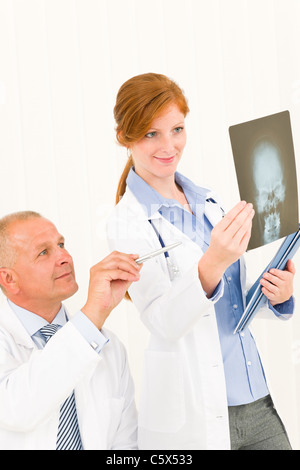 Arzt Team senior woman mit Kollegin schauen x-ray Stockfoto