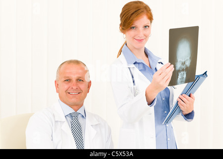 Arzt Team senior woman mit Kollegin halten Röntgen Stockfoto