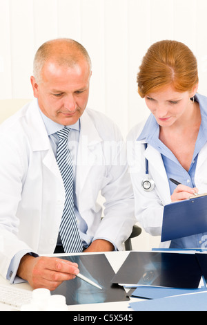 Ärzteteam senior Mann mit weiblichen Arzt schauen x-ray Stockfoto