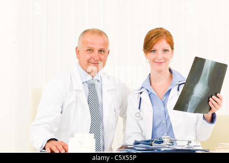 Ärzteteam senior Mann mit junge Ärztin halten Röntgen Stockfoto