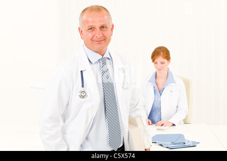 Männliche Oberärztin Ärzteteam mit professionellen Krankenschwester portrait Stockfoto