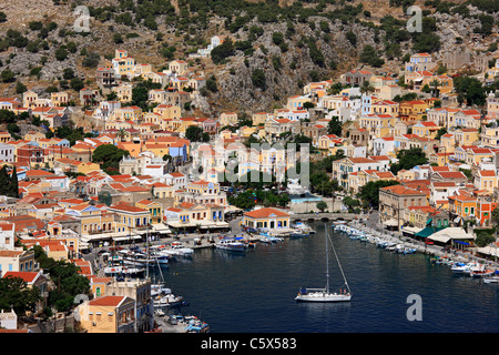 Griechenland, Insel Symi, Dodekanes. Panoramablick auf Gyalos, Hauptstadt und Haupthafen der Insel. Stockfoto