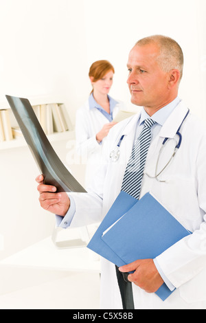 Arzt Team senior woman mit Krankenschwester schauen x-ray Stockfoto