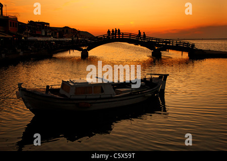 Sonnenuntergang in Lefkas Stadt, in der kleinen Marina für die Fischerboote mit schöne Holzbrücke. Ionische Inseln, Griechenland. Stockfoto