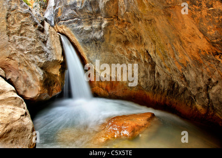 Einer der Wasserfälle in Sarakina Schlucht in der Nähe Mythoi Dorf, etwa 20 km westlich von Ierapetra, Lasithi, Kreta, Griechenland Stockfoto