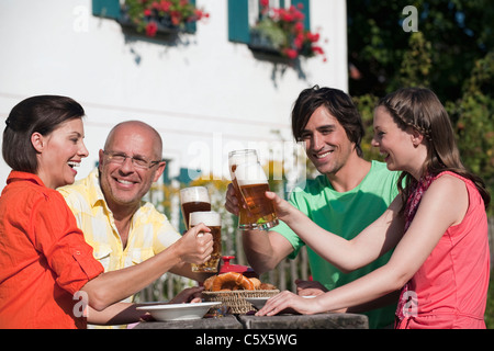 Deutschland, Bayern, Freunde trinken Bier im Garten Stockfoto