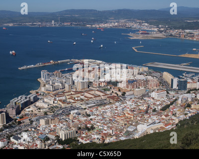 Die Gibraltar-Port von seinem Felsen. Stockfoto