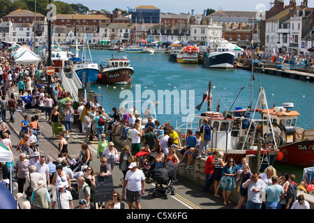 Massen von Menschen in den Hafen besuchen die Weymouth Food festival Stockfoto