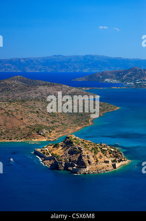 Panoramablick auf Spinalonga Insel und Schloss, ehemalige Leprakolonie in Mirabello-Bucht, Präfektur Lassithi, Kreta, Griechenland Stockfoto