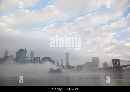 Brooklyn Bridge Park im Nebel Stockfoto