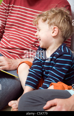 Deutschland, Berlin, Eltern und Sohn (3-4) Spaß haben, lachen, Porträt, Nahaufnahme Stockfoto